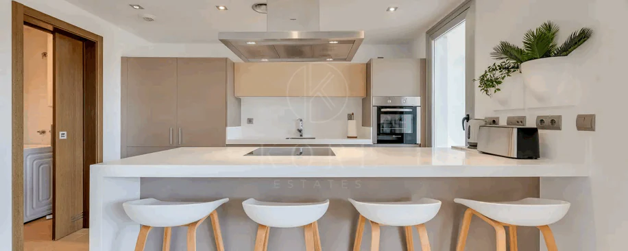 Luxury, spacious 3 bedroom Elevated Ground floor apartment in Avalon, Los Arqueros Golf