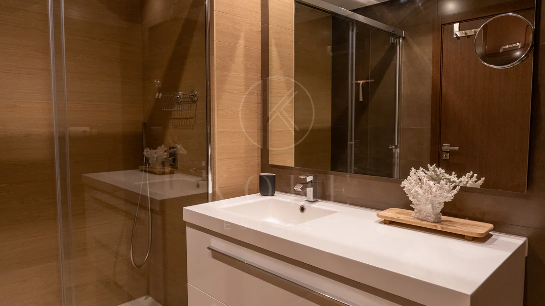 Luxury, spacious 3 bedroom Elevated Ground floor apartment in Avalon, Los Arqueros Golf