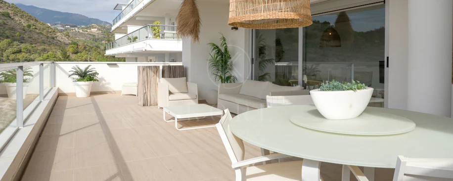 Luxury, spacious 3 bedroom Elevated Ground floor apartment in Avalon, Los Arqueros Golf