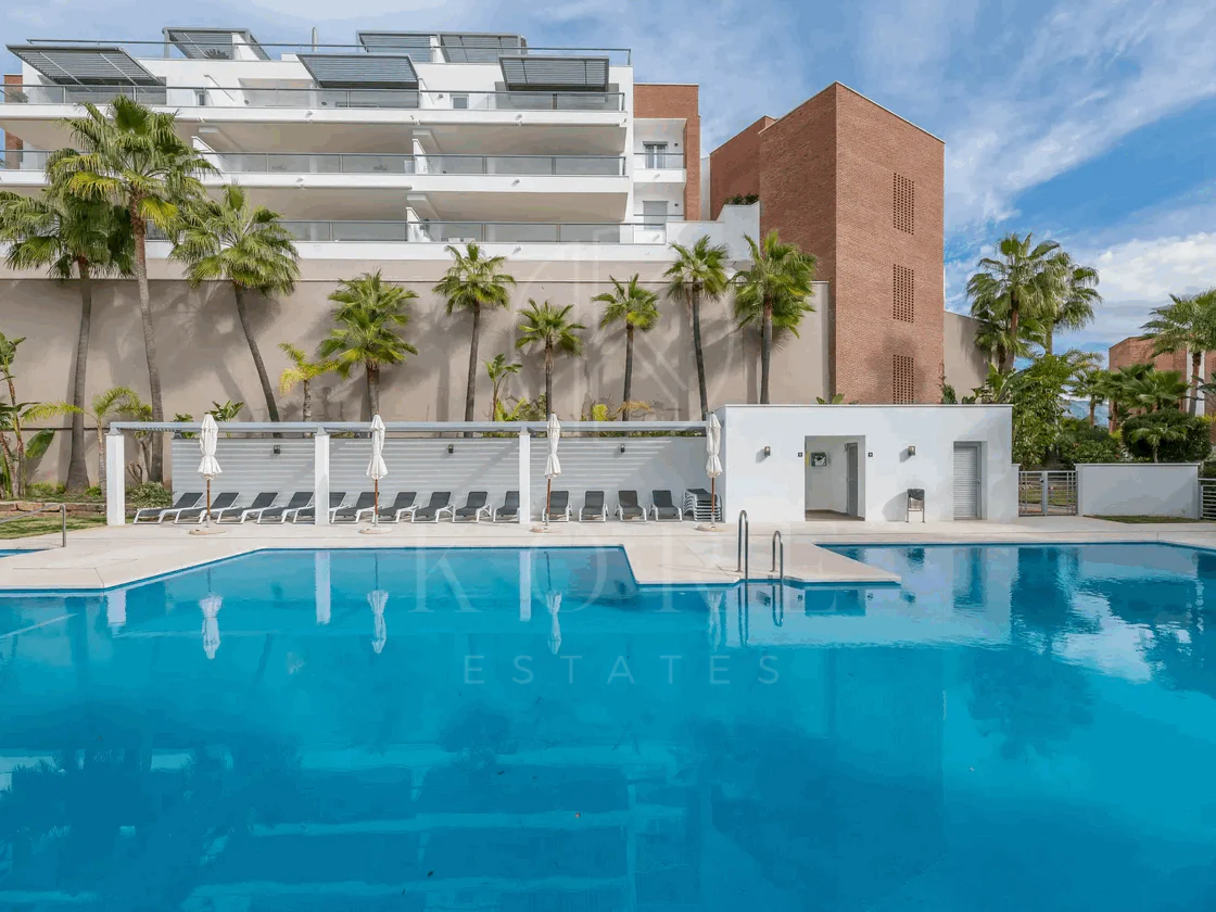 Luxury, spacious 3 bedroom Elevated Ground floor apartment in Avalon, Los Arqueros Golf