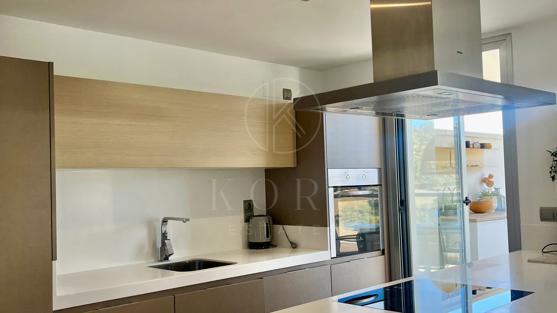 Luxury, spacious 3 bedroom Elevated Ground floor apartment in Avalon, Los Arqueros Golf