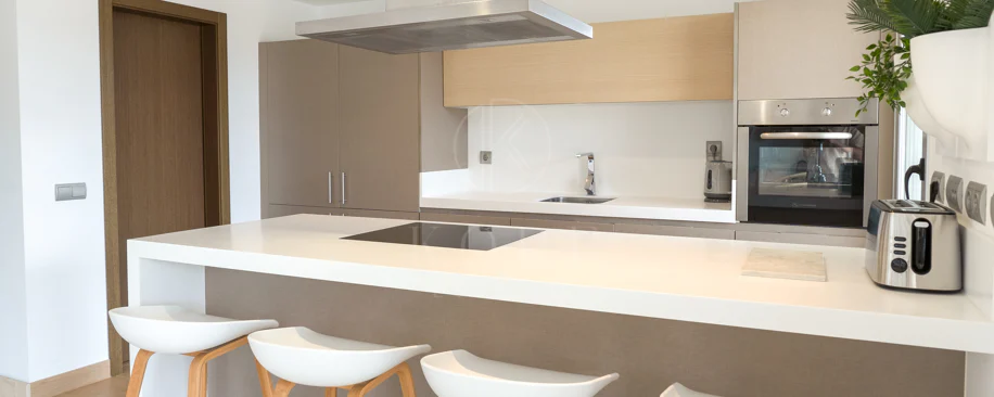 Luxury, spacious 3 bedroom Elevated Ground floor apartment in Avalon, Los Arqueros Golf