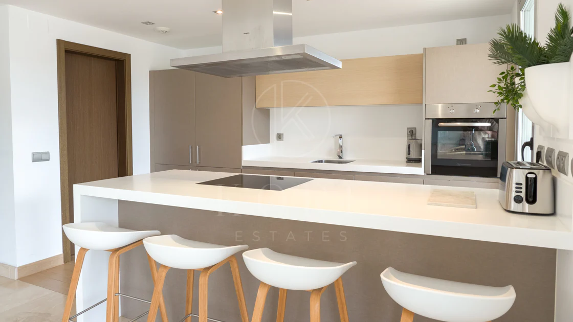 Luxury, spacious 3 bedroom Elevated Ground floor apartment in Avalon, Los Arqueros Golf