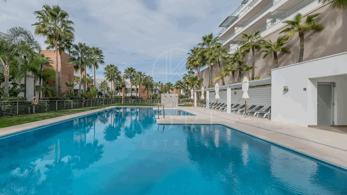 Luxury, spacious 3 bedroom Elevated Ground floor apartment in Avalon, Los Arqueros Golf