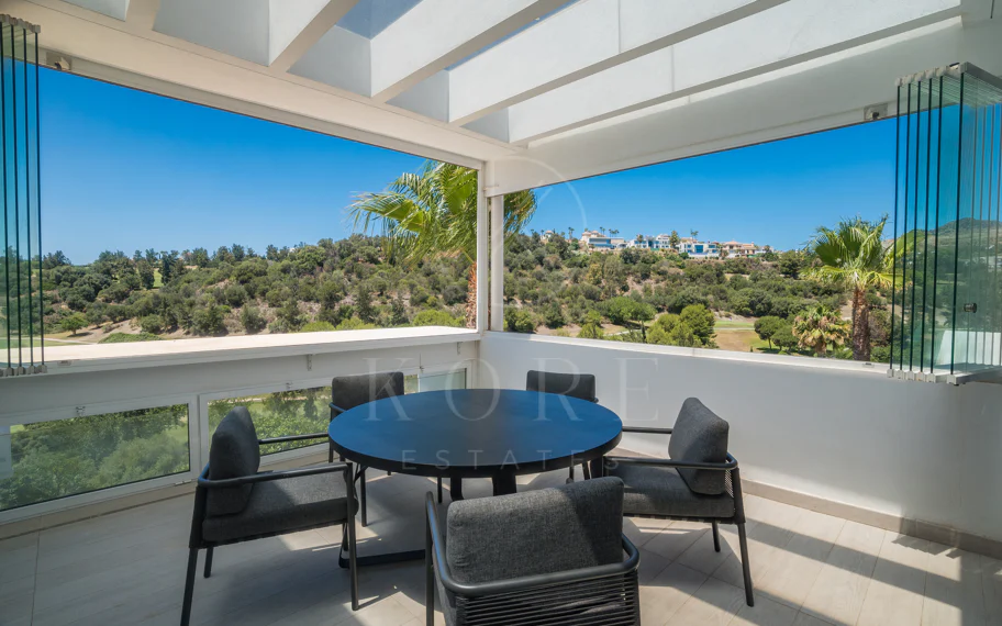 Ático de lujo de 2 dormitorios con vistas panorámicas al mar y al golf – Atalaya Hills