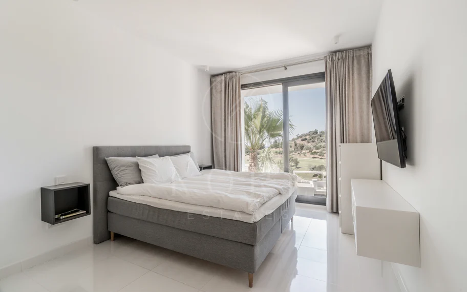 Ático de lujo de 2 dormitorios con vistas panorámicas al mar y al golf – Atalaya Hills