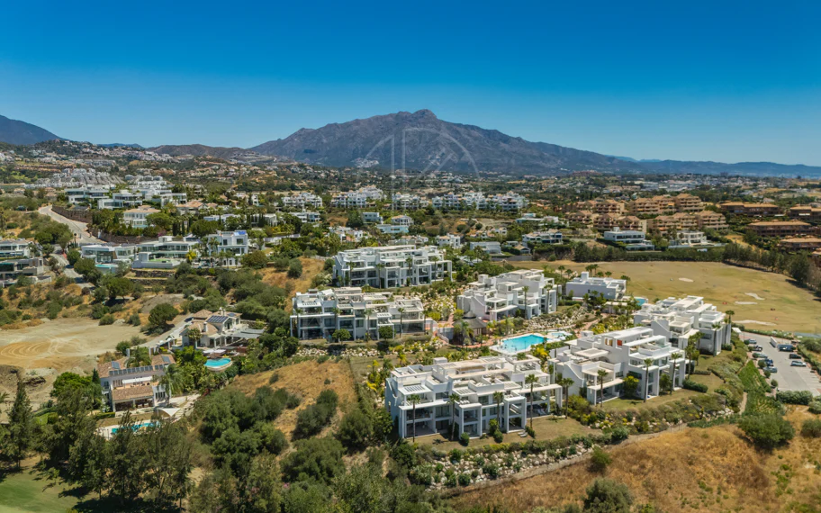 Ático de lujo de 2 dormitorios con vistas panorámicas al mar y al golf – Atalaya Hills