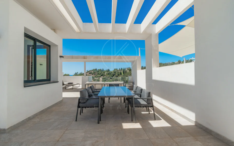 Ático de lujo de 2 dormitorios con vistas panorámicas al mar y al golf – Atalaya Hills