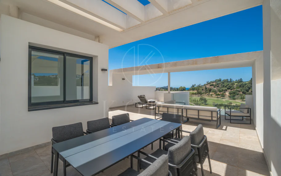 Ático de lujo de 2 dormitorios con vistas panorámicas al mar y al golf – Atalaya Hills