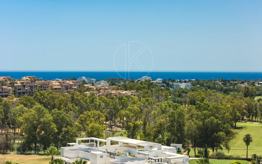 Ático de lujo de 2 dormitorios con vistas panorámicas al mar y al golf – Atalaya Hills