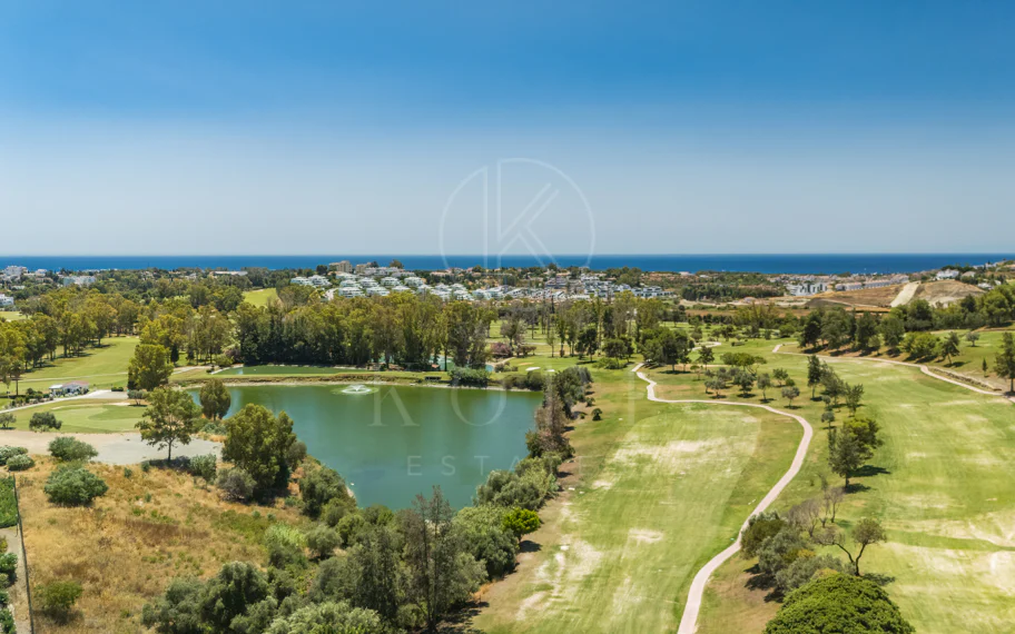 Ático de lujo de 2 dormitorios con vistas panorámicas al mar y al golf – Atalaya Hills