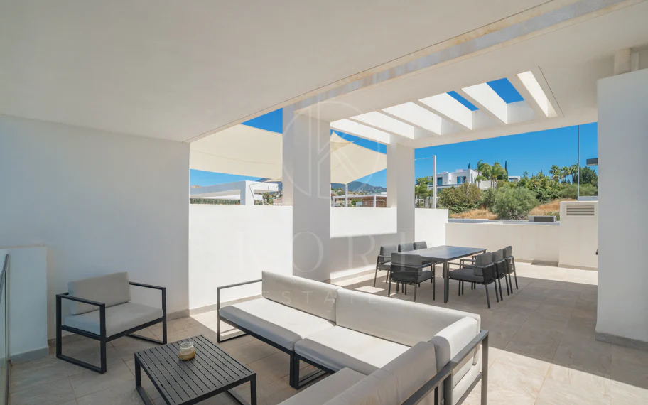 Ático de lujo de 2 dormitorios con vistas panorámicas al mar y al golf – Atalaya Hills