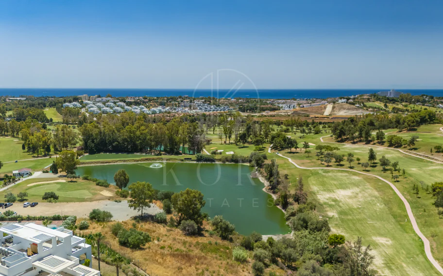 Ático de lujo de 2 dormitorios con vistas panorámicas al mar y al golf – Atalaya Hills