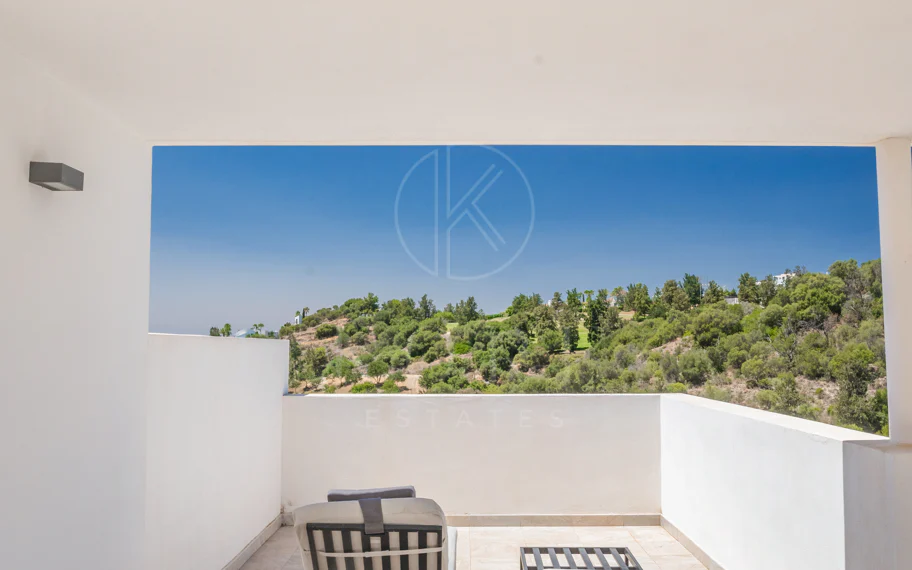 Ático de lujo de 2 dormitorios con vistas panorámicas al mar y al golf – Atalaya Hills