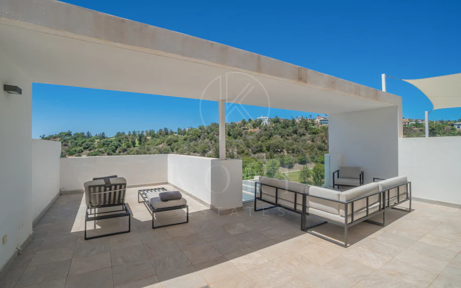 Ático de lujo de 2 dormitorios con vistas panorámicas al mar y al golf – Atalaya Hills