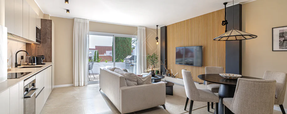 Apartament renovat spectaculos cu 4 dormitoare în locație centrală în Nueva Andalucía