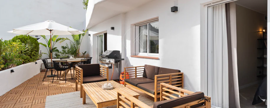 Apartament renovat spectaculos cu 4 dormitoare în locație centrală în Nueva Andalucía