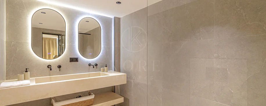 Apartament renovat spectaculos cu 4 dormitoare în locație centrală în Nueva Andalucía