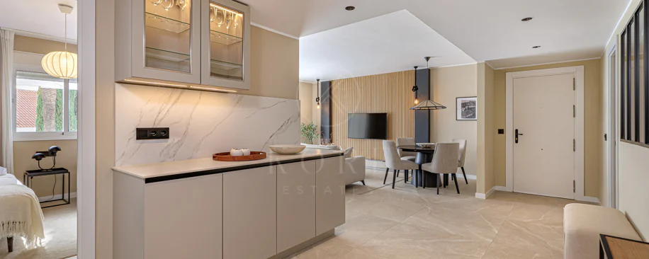 Apartament renovat spectaculos cu 4 dormitoare în locație centrală în Nueva Andalucía