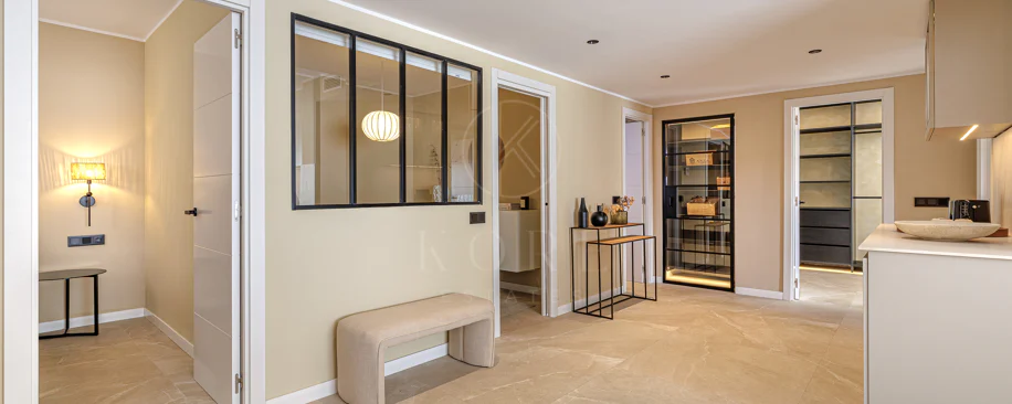Apartament renovat spectaculos cu 4 dormitoare în locație centrală în Nueva Andalucía