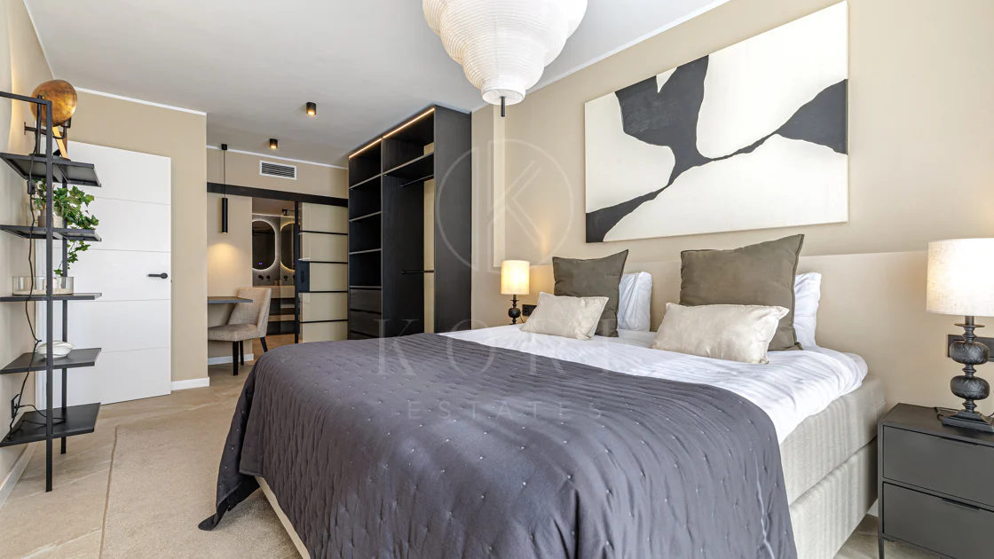 Apartament renovat spectaculos cu 4 dormitoare în locație centrală în Nueva Andalucía