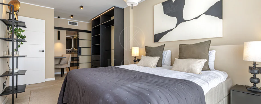 Apartament renovat spectaculos cu 4 dormitoare în locație centrală în Nueva Andalucía