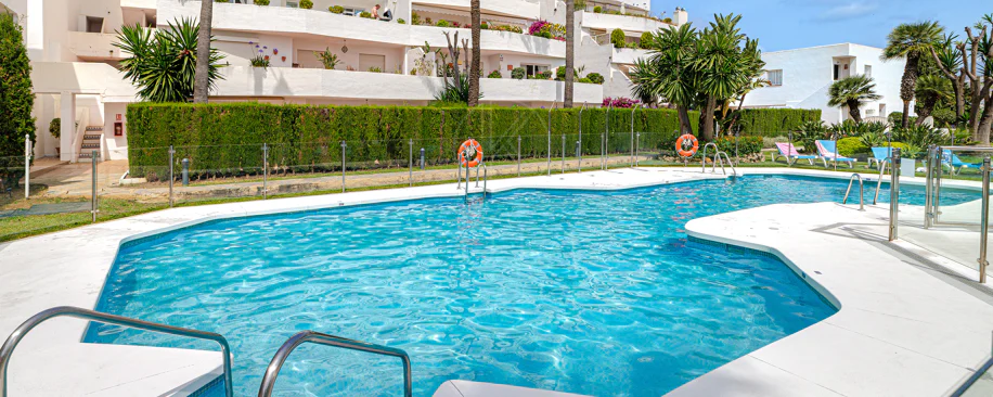 Apartament renovat spectaculos cu 4 dormitoare în locație centrală în Nueva Andalucía