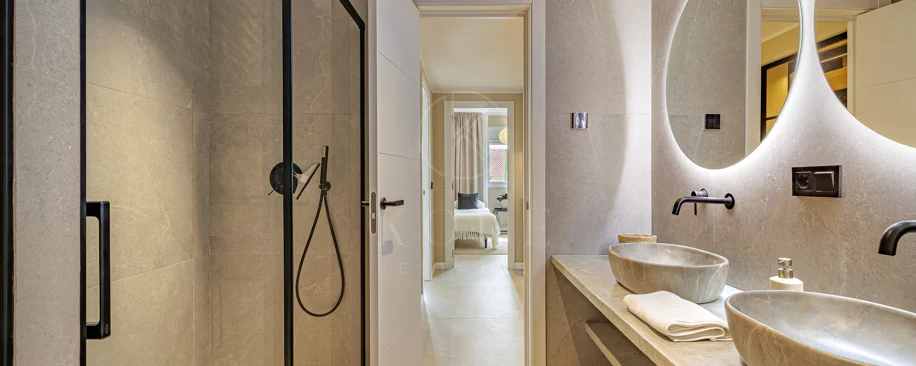 Apartament renovat spectaculos cu 4 dormitoare în locație centrală în Nueva Andalucía