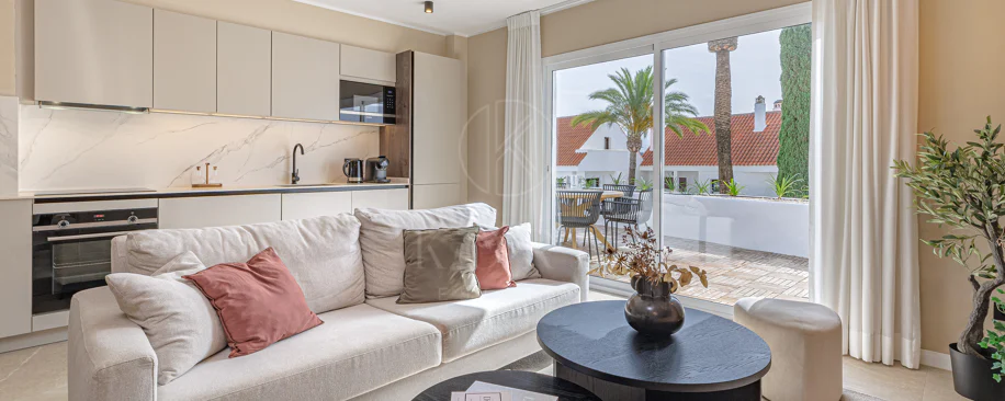 Apartament renovat spectaculos cu 4 dormitoare în locație centrală în Nueva Andalucía
