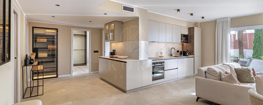 Apartament renovat spectaculos cu 4 dormitoare în locație centrală în Nueva Andalucía