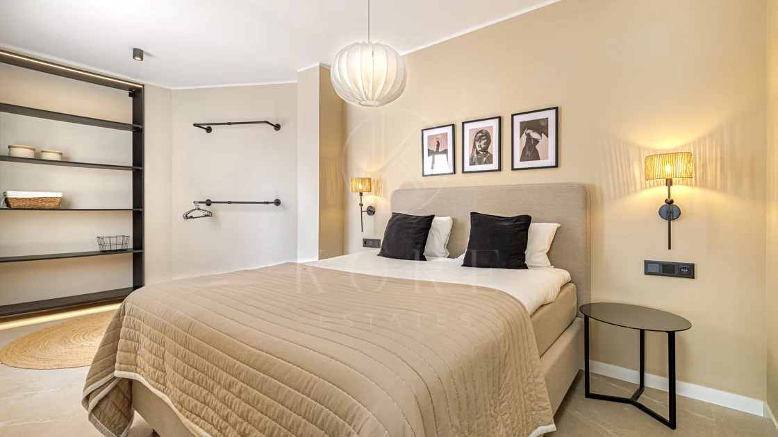 Apartament renovat spectaculos cu 4 dormitoare în locație centrală în Nueva Andalucía