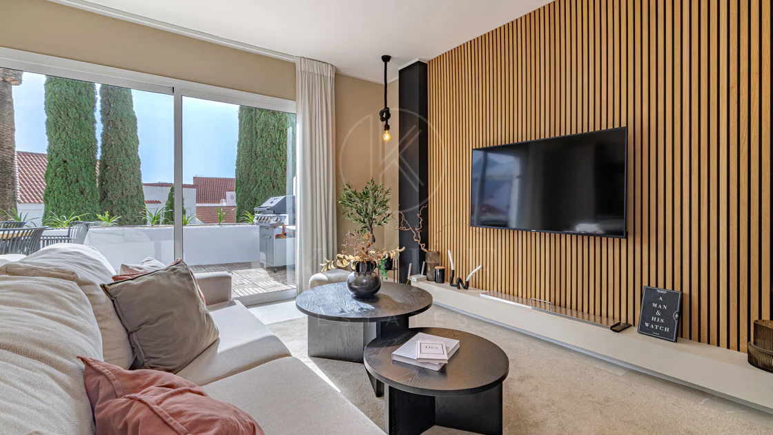 Apartament renovat spectaculos cu 4 dormitoare în locație centrală în Nueva Andalucía