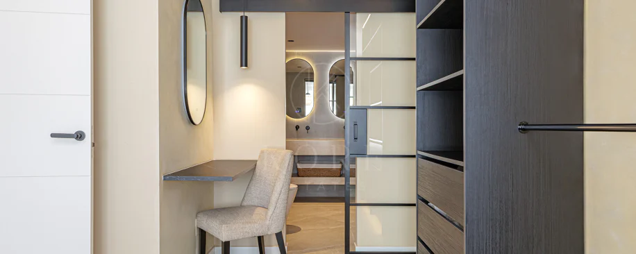 Apartament renovat spectaculos cu 4 dormitoare în locație centrală în Nueva Andalucía