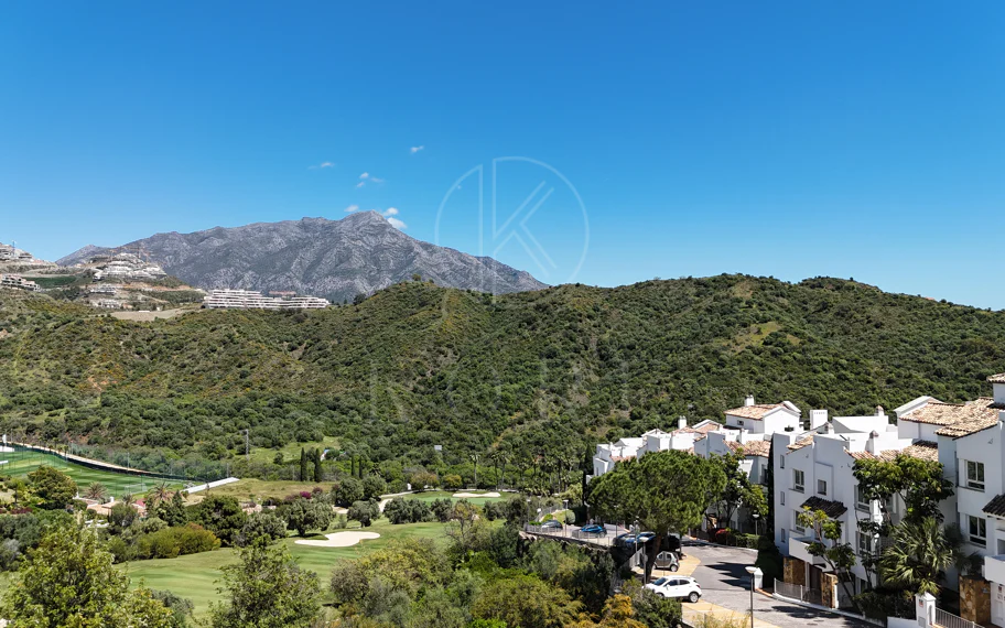 Luminoso y moderno apartamento de 3 dormitorios con vistas al mar y al golf en Altos de La Quinta