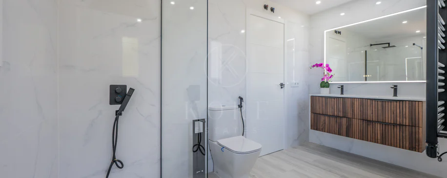 Luminoso y moderno apartamento de 3 dormitorios con vistas al mar y al golf en Altos de La Quinta