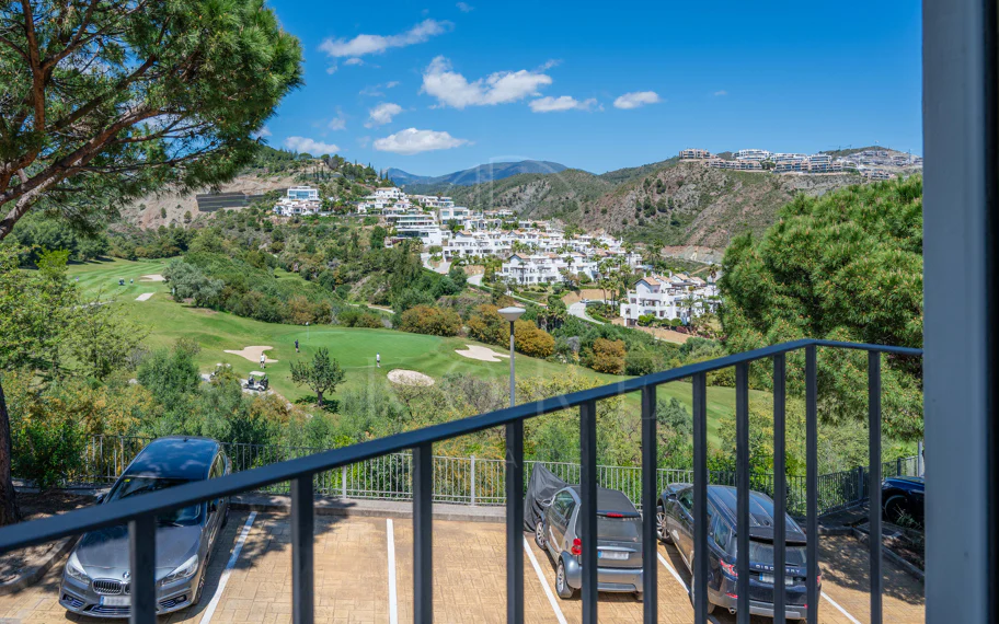 Luminoso y moderno apartamento de 3 dormitorios con vistas al mar y al golf en Altos de La Quinta