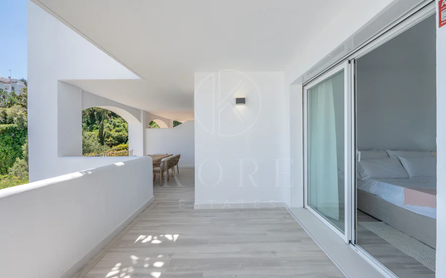 Luminoso y moderno apartamento de 3 dormitorios con vistas al mar y al golf en Altos de La Quinta