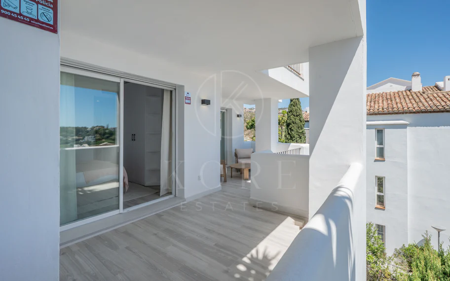 Luminoso y moderno apartamento de 3 dormitorios con vistas al mar y al golf en Altos de La Quinta