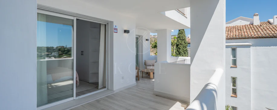 Luminoso y moderno apartamento de 3 dormitorios con vistas al mar y al golf en Altos de La Quinta