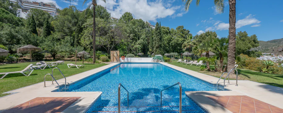 Luminoso y moderno apartamento de 3 dormitorios con vistas al mar y al golf en Altos de La Quinta