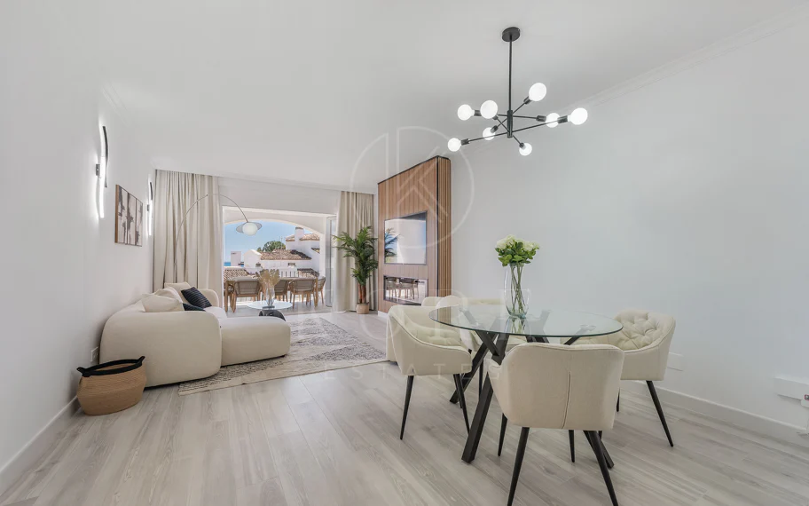 Luminoso y moderno apartamento de 3 dormitorios con vistas al mar y al golf en Altos de La Quinta