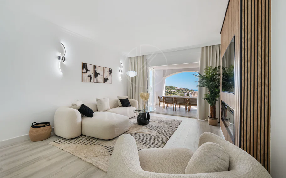 Luminoso y moderno apartamento de 3 dormitorios con vistas al mar y al golf en Altos de La Quinta