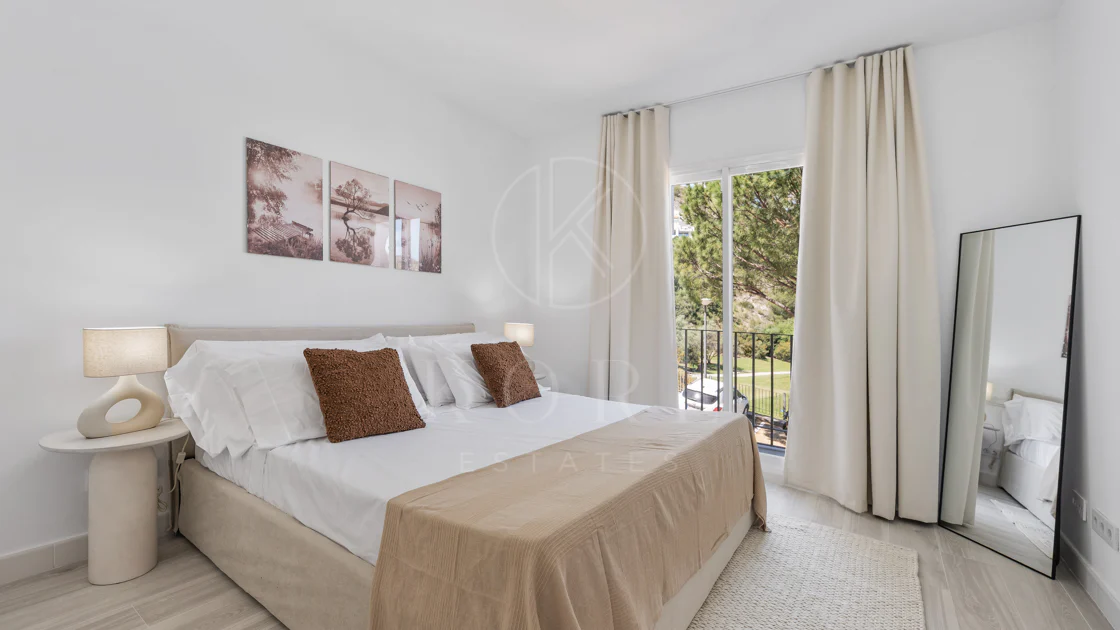 Luminoso y moderno apartamento de 3 dormitorios con vistas al mar y al golf en Altos de La Quinta