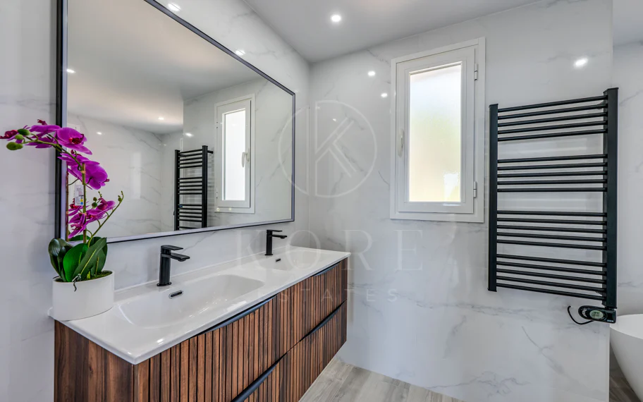 Luminoso y moderno apartamento de 3 dormitorios con vistas al mar y al golf en Altos de La Quinta