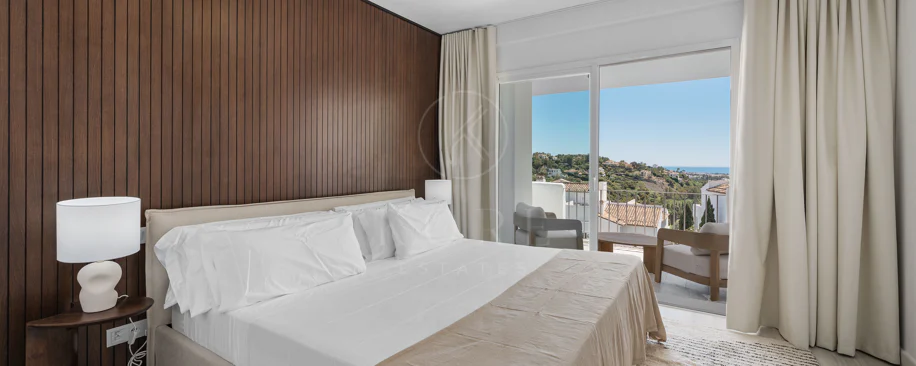 Luminoso y moderno apartamento de 3 dormitorios con vistas al mar y al golf en Altos de La Quinta
