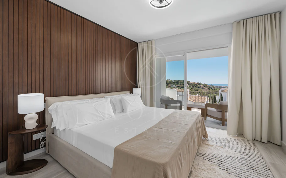 Luminoso y moderno apartamento de 3 dormitorios con vistas al mar y al golf en Altos de La Quinta