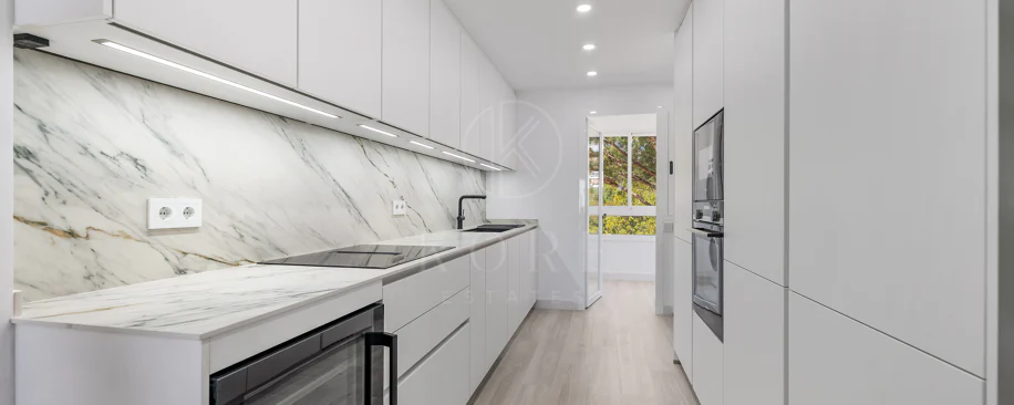Luminoso y moderno apartamento de 3 dormitorios con vistas al mar y al golf en Altos de La Quinta