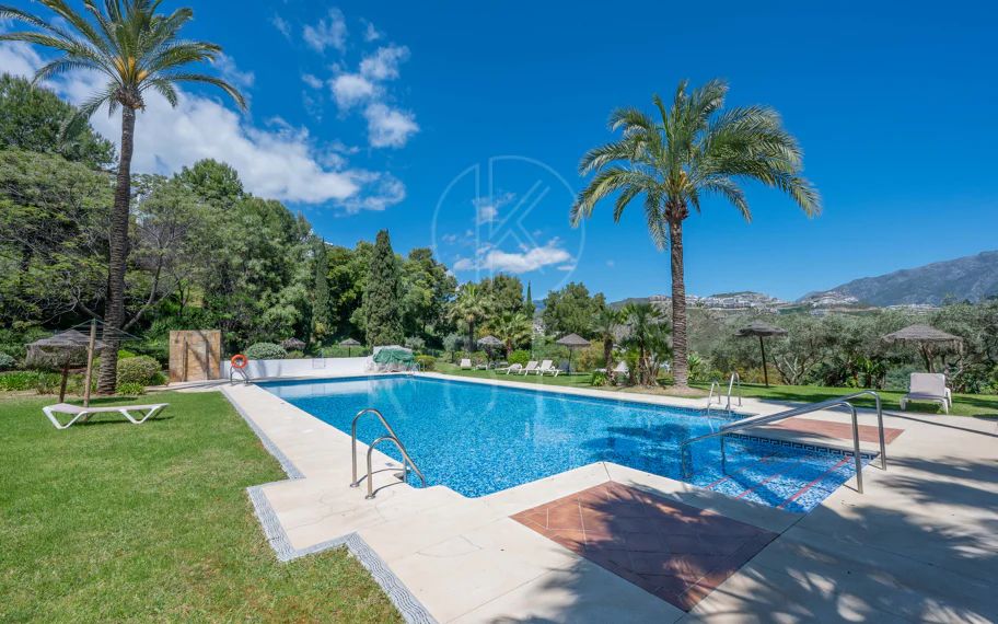 Luminoso y moderno apartamento de 3 dormitorios con vistas al mar y al golf en Altos de La Quinta