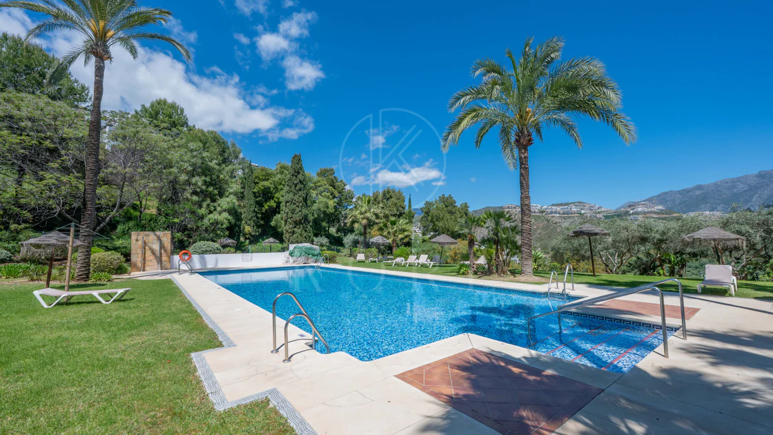 Luminoso y moderno apartamento de 3 dormitorios con vistas al mar y al golf en Altos de La Quinta
