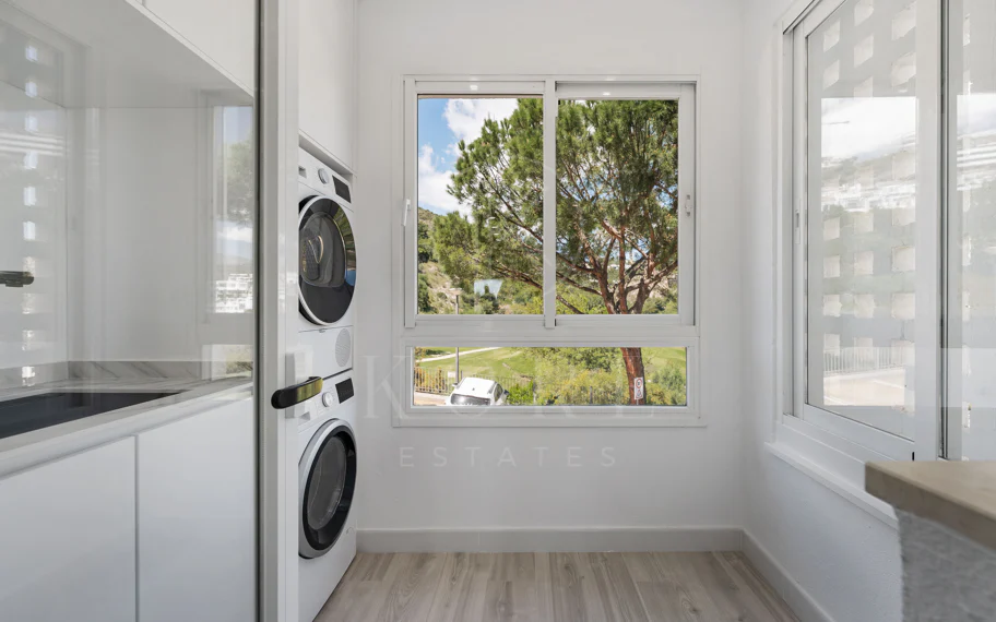 Luminoso y moderno apartamento de 3 dormitorios con vistas al mar y al golf en Altos de La Quinta